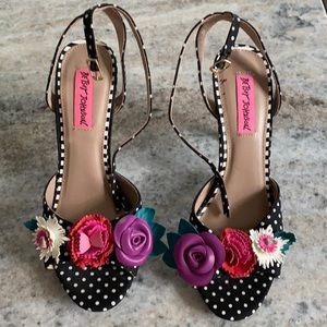 🎉HP🎉 Betsey Johnson flower open toe heels. EUC.